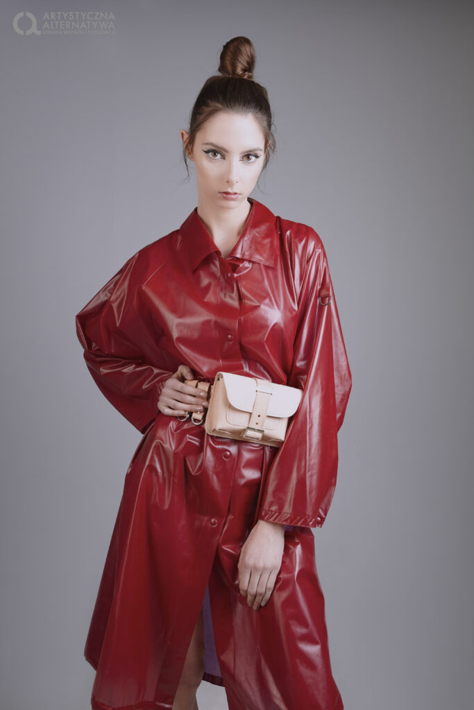 modelka sesja inspirowana Fendi, płaszcz przeciwdeszczowy